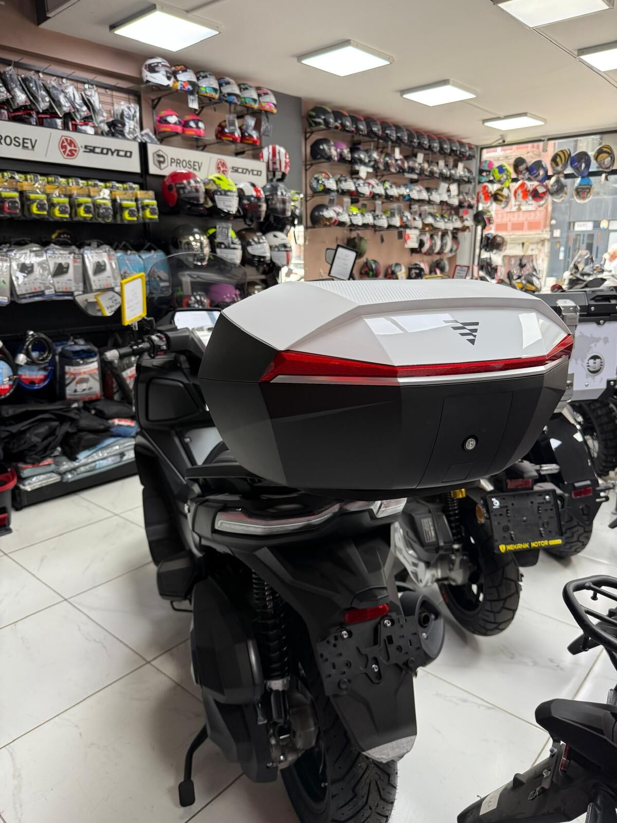 Voge White/ Red Topcase 48 Lt (2025)