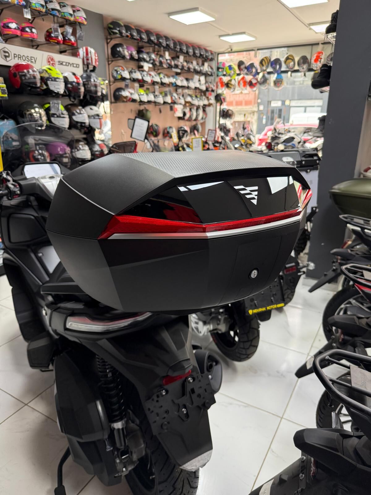 Voge Black/ Red Topcase 48 Lt  (2025)