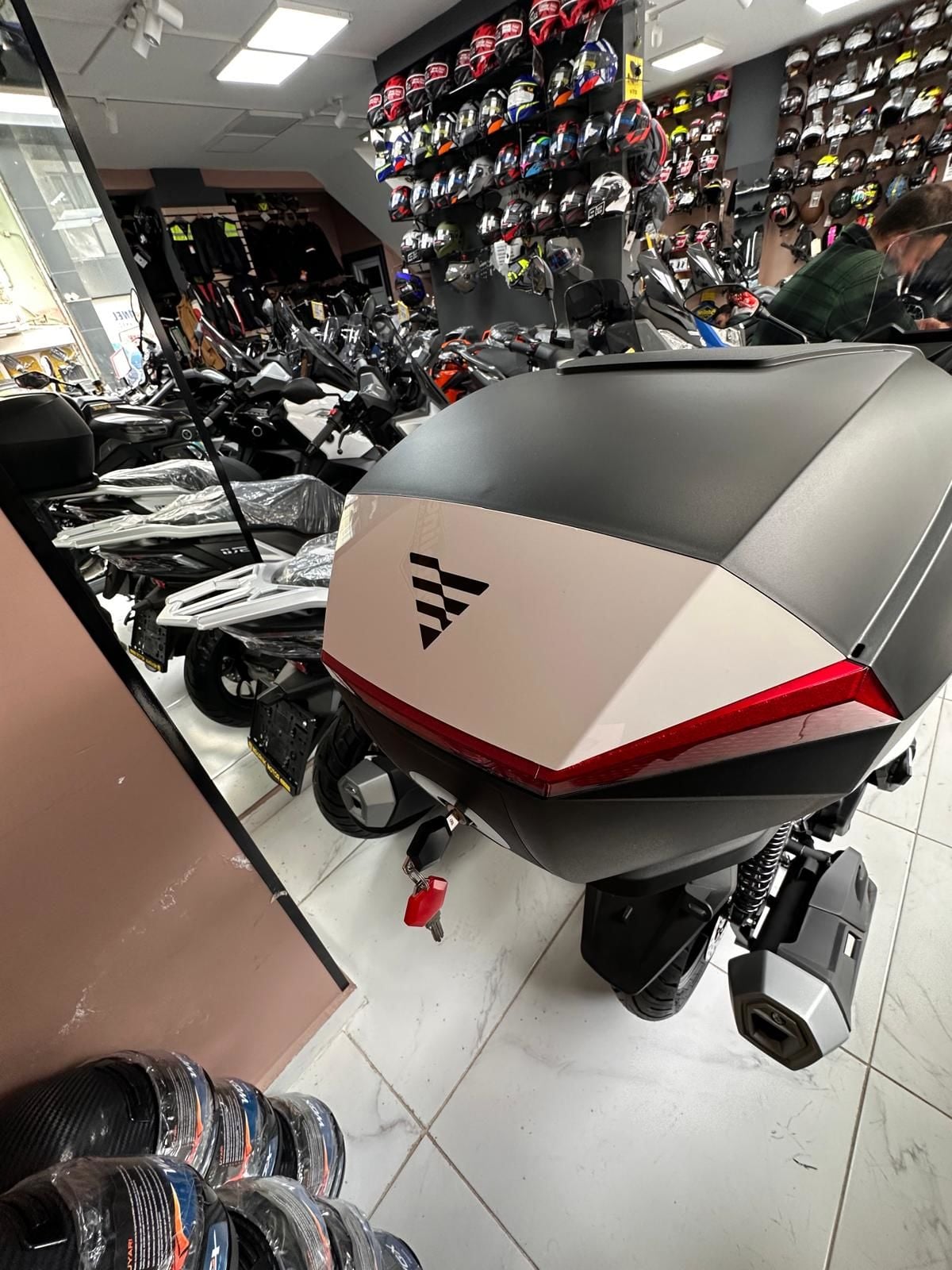 Voge White/ Red Topcase 37 Lt