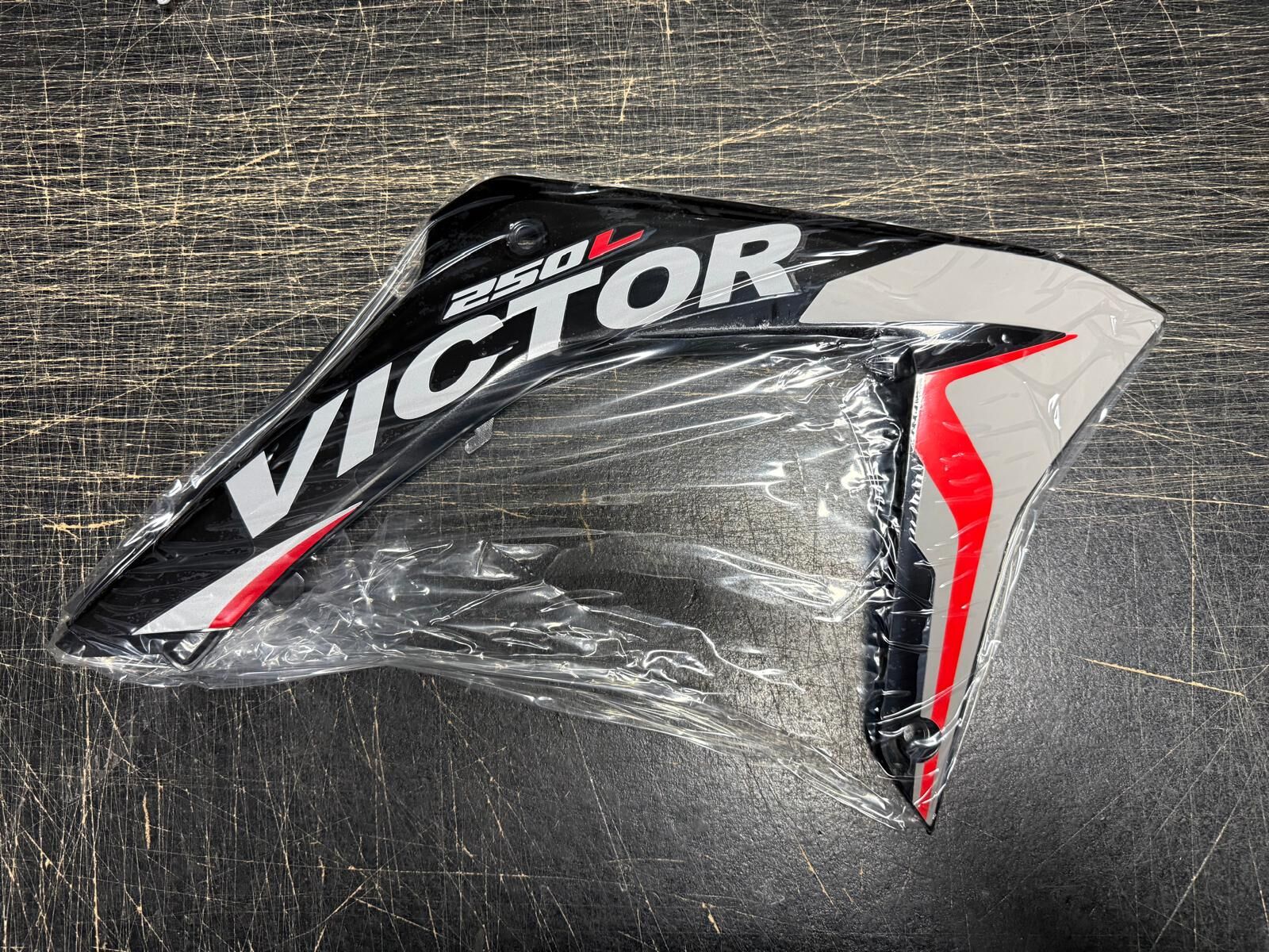 Yuki Victor 250 Yakıt Tankı Grenajı Sağ Siyah