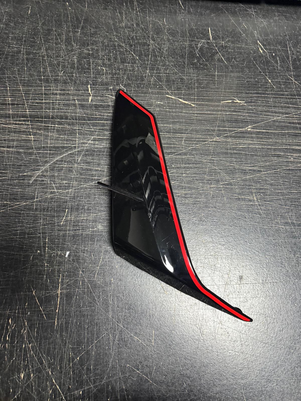 Voge 525 Rr Sol Hava Deflektörü Kırmızı