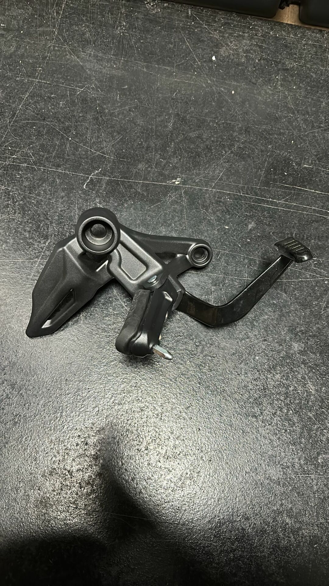 Voge R125 Sürücü Basamak Sağ Komple