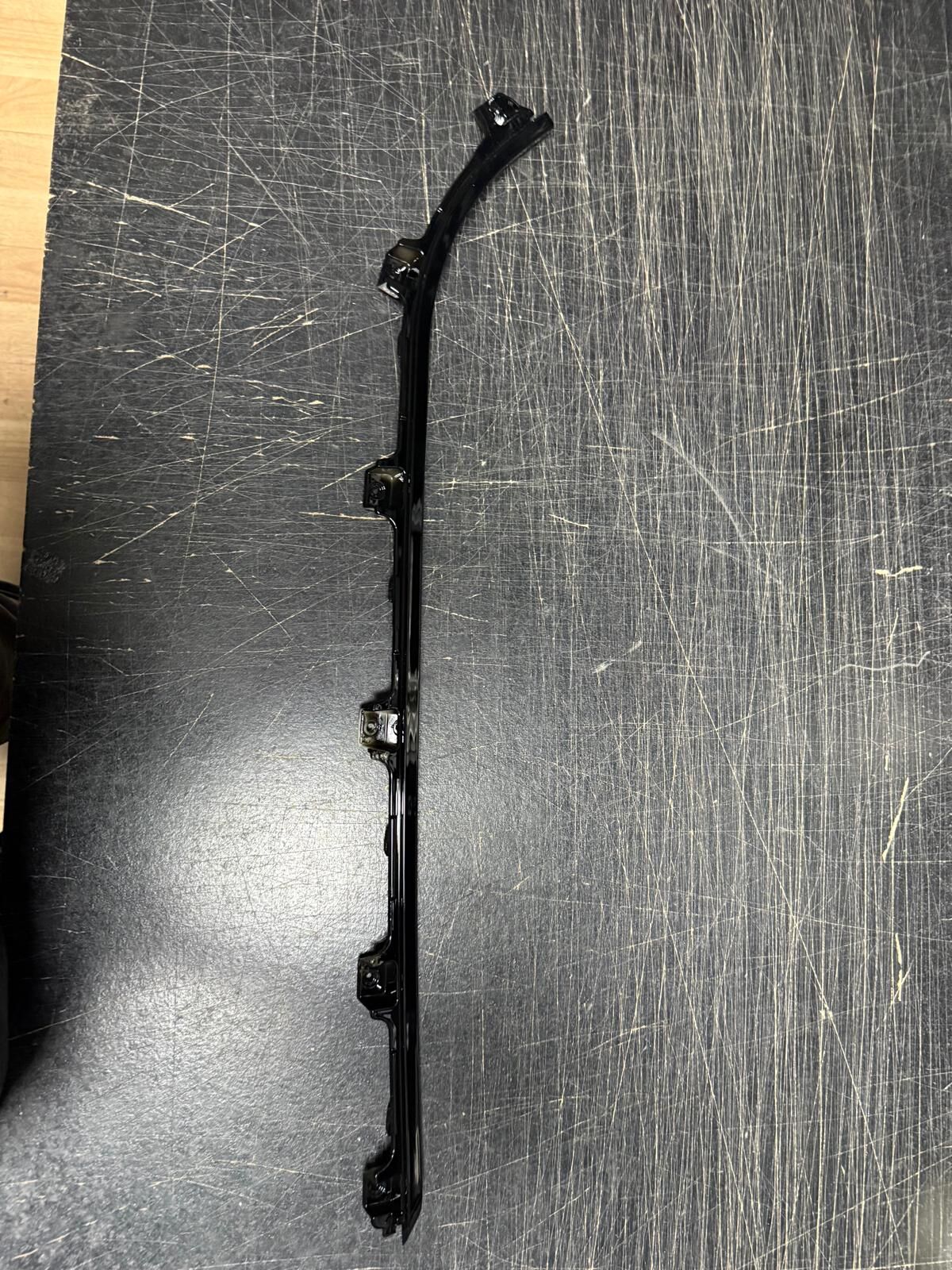 Yuki Gelato Marşpiyer Çitası Sol Siyah