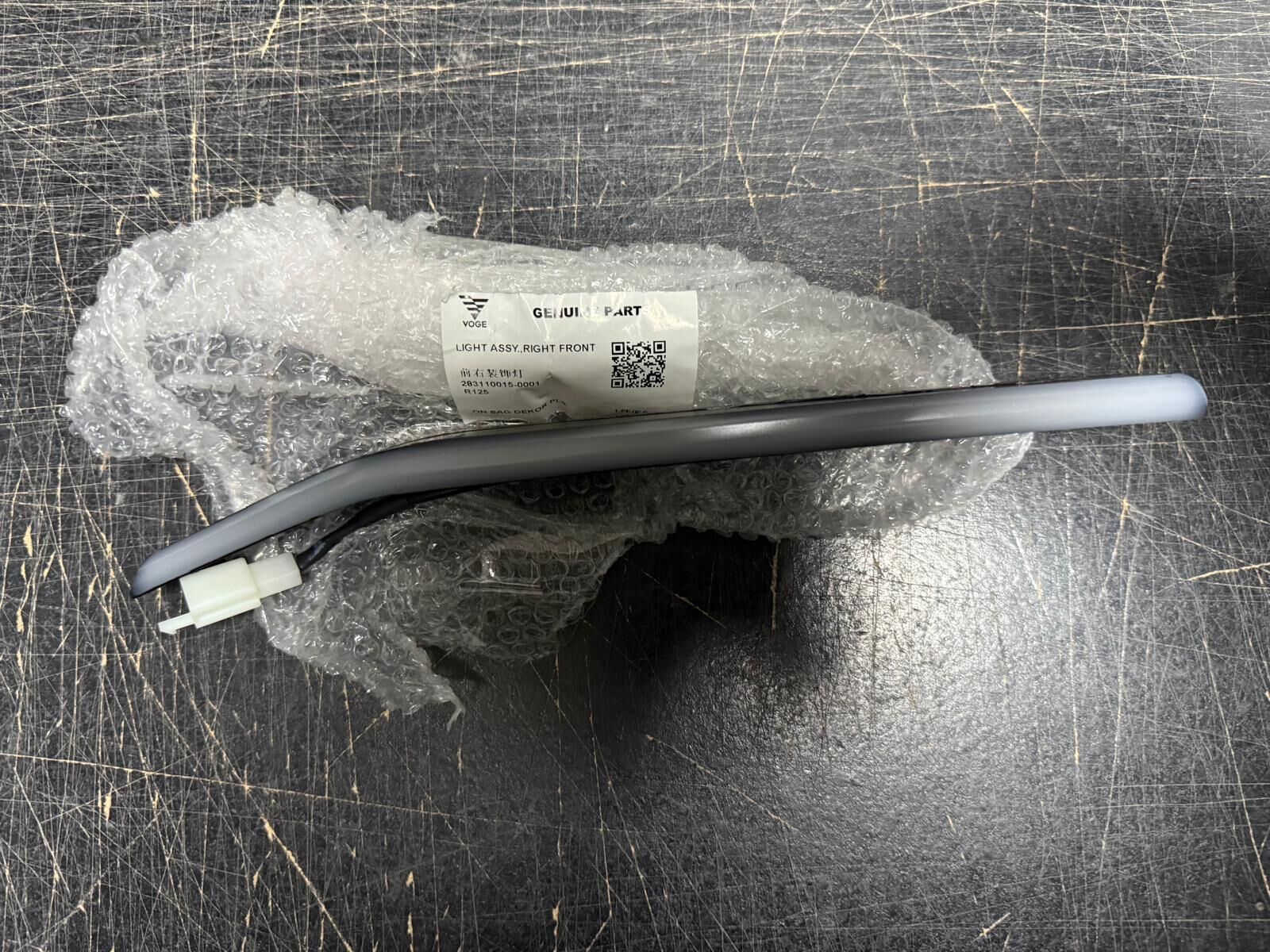 Voge R125 Yakıt Deposu Dekor Ledi Sağ