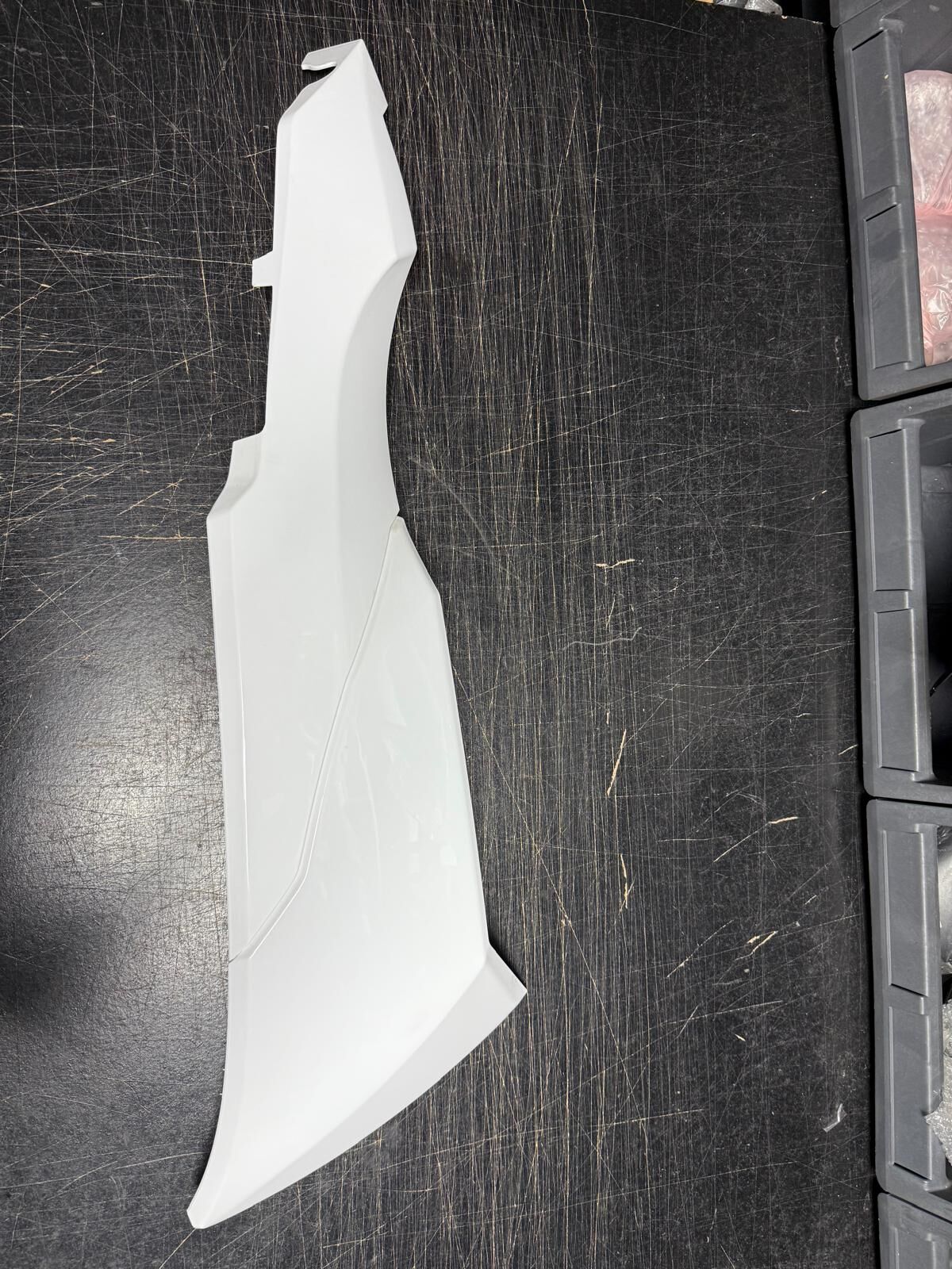 Yuki T11 Explorer 250 Marşpiyer Sağ Beyaz (ön arka )